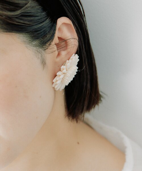 ear PAPILLONNER（イアパピヨネ）の「ラタンフラワーピアス（ピアス（両耳用）・レディース・ホワイト/サンドベージュ・FREE）」の8枚目の写真