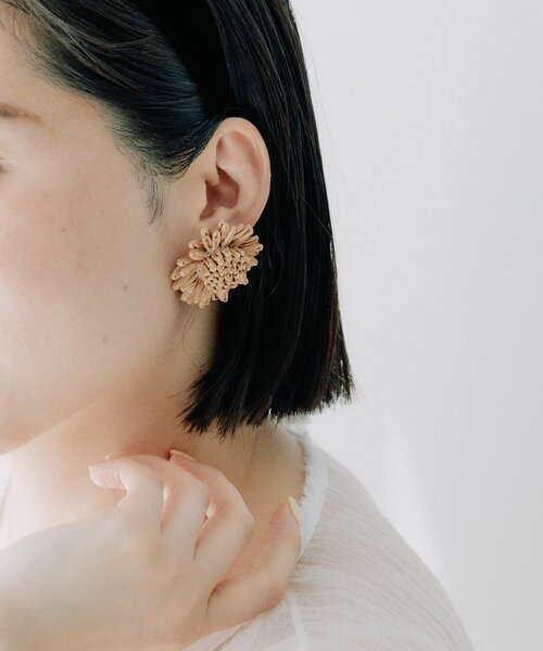 ear PAPILLONNER（イアパピヨネ）の「ラタンフラワーピアス（ピアス（両耳用）・レディース・ホワイト/サンドベージュ・FREE）」の12枚目の写真