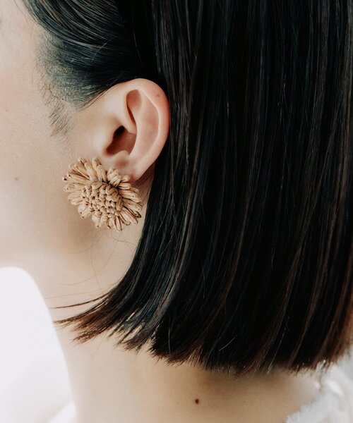 ear PAPILLONNER（イアパピヨネ）の「ラタンフラワーピアス（ピアス（両耳用）・レディース・ホワイト/サンドベージュ・FREE）」の14枚目の写真