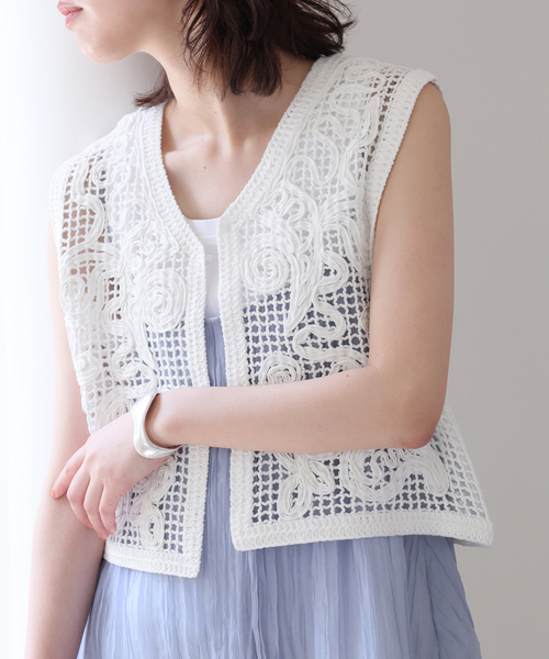 +81BRANCA(ハチイチブランカ)の「+81BRANCA/ハチイチブランカ SLOBE別注 レースベスト(シャツ/ブラウス・レディース・ホワイト/ブラック・FREE)」の2枚目の写真