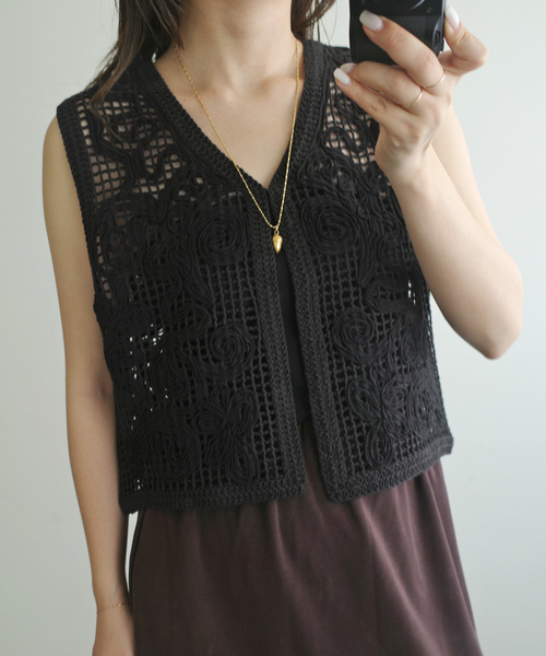 +81BRANCA(ハチイチブランカ)の「+81BRANCA/ハチイチブランカ SLOBE別注 レースベスト(シャツ/ブラウス・レディース・ホワイト/ブラック・FREE)」の1枚目の写真