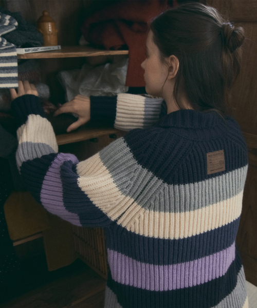 OURNOSTALGIA(アワー ノスタルジア)の「Rainbow Stripe Cardigan_Navy mix(OC25-KN20)(カーディガン/ボレロ・レディース・ネイビー・FREE)」の4枚目の写真
