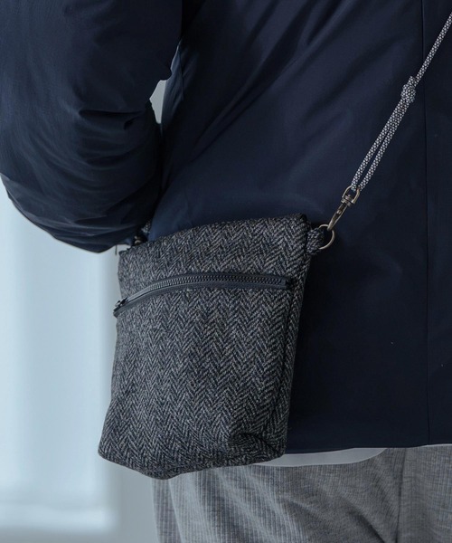 Magine(マージン)の「mko13754-Wool Herringbone Fabric Mini Bag ミニバッグ(MGN-263-034)(ショルダーバッグ・メンズ・チャコール・FREE)」の4枚目の写真