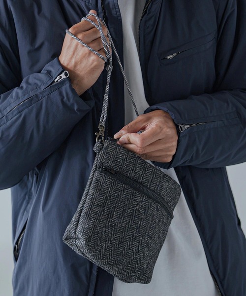 Magine(マージン)の「mko13754-Wool Herringbone Fabric Mini Bag ミニバッグ(MGN-263-034)(ショルダーバッグ・メンズ・チャコール・FREE)」の5枚目の写真