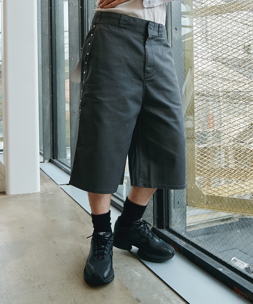 AFB（エーエフビー）の「STUDDED HALF PANTS（チノパンツ・メンズ・ブラック/カーキ/グレー・MEDIUM/LARGE）」の11枚目の写真