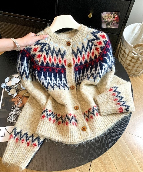 AMAJI(アマジ)の「ジャカード 刺繍 ニットカーディガン(カーディガン/ボレロ・レディース・ベージュ/ネイビー/グレー・FREE)」の2枚目の写真