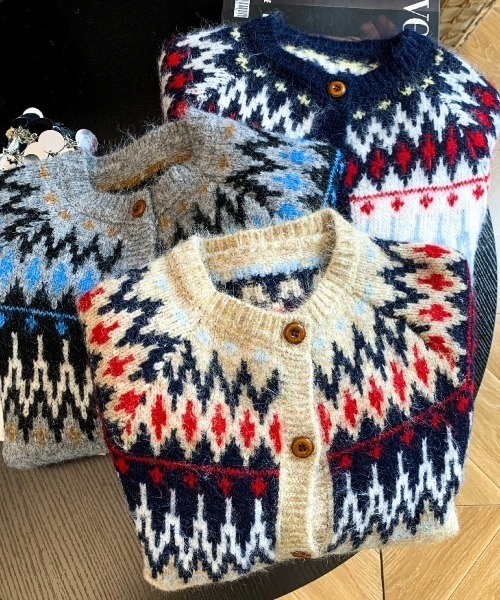 AMAJI(アマジ)の「ジャカード 刺繍 ニットカーディガン(カーディガン/ボレロ・レディース・ベージュ/ネイビー/グレー・FREE)」の5枚目の写真