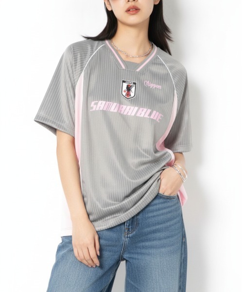 JFA STORE(ジェイエフエーストア)の「【JFA STORE】 シャドーストライプサイドパネル/サッカーゲームシャツ(Tシャツ/カットソー・レディース・ホワイト/ネイビー/ピンク・MEDIUM/LARGE)」の1枚目の写真