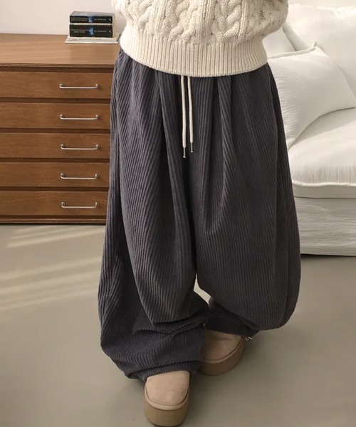 Emilie(エミリー)の「ボリュームコーデュロイ ワイドイージーパンツ(スウェットパンツ・レディース・アイボリー/ライトブルー/ブラウン/ブラック/ネイビー/チャコールグレー・FREE)」の3枚目の写真