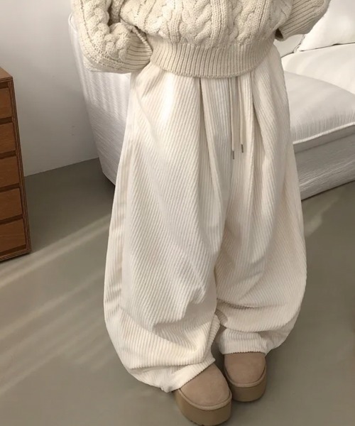 Emilie(エミリー)の「ボリュームコーデュロイ ワイドイージーパンツ(スウェットパンツ・レディース・アイボリー/ライトブルー/ブラウン/ブラック/ネイビー/チャコールグレー・FREE)」の1枚目の写真