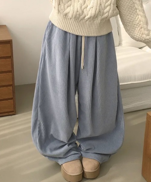 Emilie(エミリー)の「ボリュームコーデュロイ ワイドイージーパンツ(スウェットパンツ・レディース・アイボリー/ライトブルー/ブラウン/ブラック/ネイビー/チャコールグレー・FREE)」の5枚目の写真