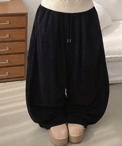 Emilie(エミリー)の「ボリュームコーデュロイ ワイドイージーパンツ(スウェットパンツ・レディース・アイボリー/ライトブルー/ブラウン/ブラック/ネイビー/チャコールグレー・FREE)」の2枚目の写真