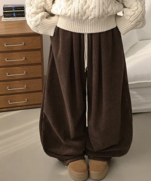 Emilie(エミリー)の「ボリュームコーデュロイ ワイドイージーパンツ(スウェットパンツ・レディース・アイボリー/ライトブルー/ブラウン/ブラック/ネイビー/チャコールグレー・FREE)」の8枚目の写真