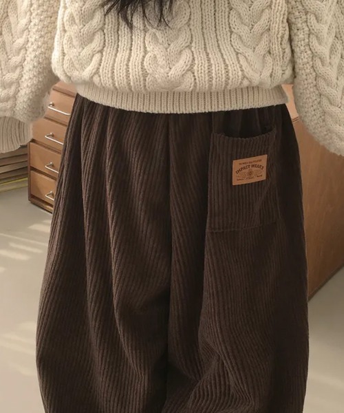 Emilie(エミリー)の「ボリュームコーデュロイ ワイドイージーパンツ(スウェットパンツ・レディース・アイボリー/ライトブルー/ブラウン/ブラック/ネイビー/チャコールグレー・FREE)」の10枚目の写真