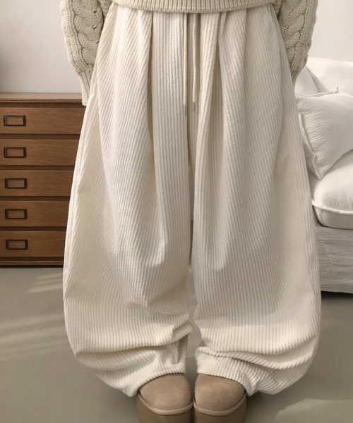 Emilie(エミリー)の「ボリュームコーデュロイ ワイドイージーパンツ(スウェットパンツ・レディース・アイボリー/ライトブルー/ブラウン/ブラック/ネイビー/チャコールグレー・FREE)」の17枚目の写真