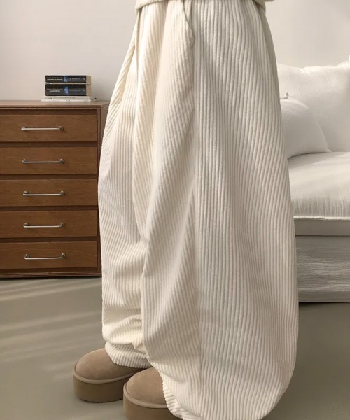 Emilie(エミリー)の「ボリュームコーデュロイ ワイドイージーパンツ(スウェットパンツ・レディース・アイボリー/ライトブルー/ブラウン/ブラック/ネイビー/チャコールグレー・FREE)」の18枚目の写真