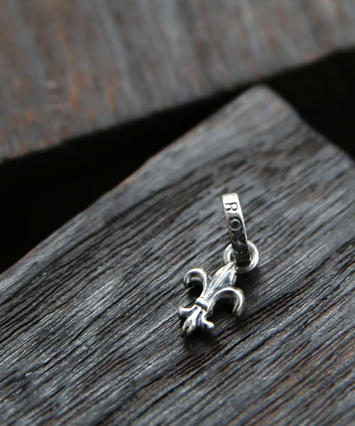 ROYAL ORDER(ロイヤルオーダー)の「TINY FLEUR DE LIS PENDANT(ネックレス・メンズ・シルバー・フリ-)」の1枚目の写真