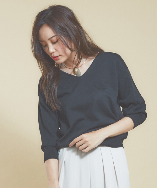 qualite（カリテ）の「〈ITALY〉Vネック7分袖ニットプルオーバー（ニット/セーター・レディース・ブラック/グリーン/マスタード/グレイッシュベージュ・フリー）」の2枚目の写真