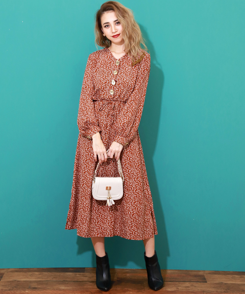 CHILLE(チル)の「釦デザイン小花柄ワンピース(ワンピース)」 WEAR CHILLE(チル)の「釦デザイン小花柄ワンピース(ワンピース)」 WEAR