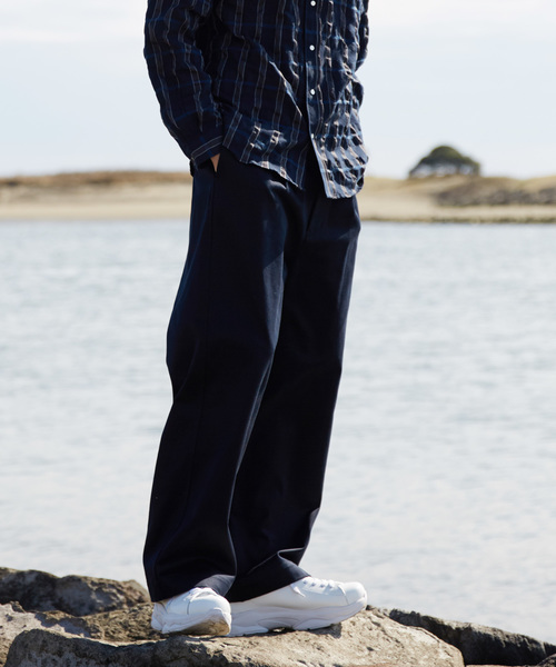 MAISON SPECIAL(メゾンスペシャル)の「トルファンサテン1タックワイドパンツ 【MAISON SPECIAL/メゾンスペシャル】(チノパンツ・メンズ・ブラウン/ダークネイビー・44/46/48)」の1枚目の写真