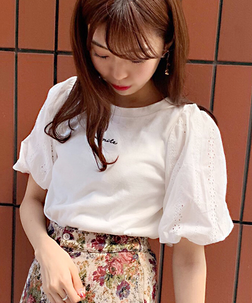 apres jour（アプレジュール）の「袖レースロゴ刺繍Tシャツ【ZOZOTOWN限定アイテム】（Tシャツ/カットソー・レディース・ブラック/オフホワイト/ブルー/オレンジ系その他・フリー）」の7枚目の写真