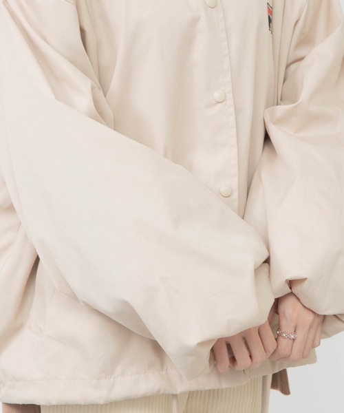 Chaco closet(チャコ クローゼット)の「【FILA フィラ】別注 袖ボリュームビックシルエットフード付き コーチジャケット(ブルゾン・レディース・ベージュ/パープル系その他/ブラック・FREE)」の6枚目の写真
