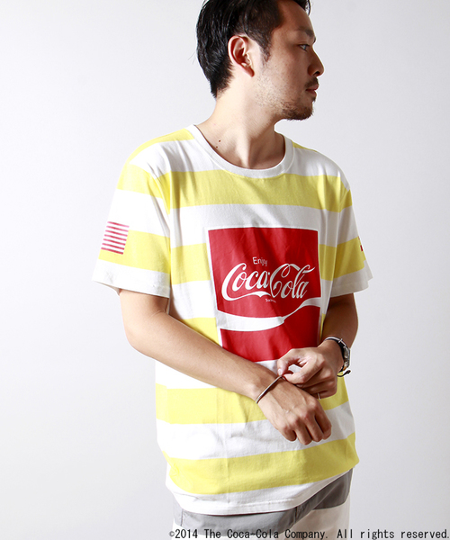 WEGO(ウィゴー)の「WEGOオリジナルルーズTシャツ(Coca-Cola)(Tシャツ/カットソー・メンズ・ホワイト/ブラック/イエロー系その他・MEDIUM/LARGE)」の1枚目の写真