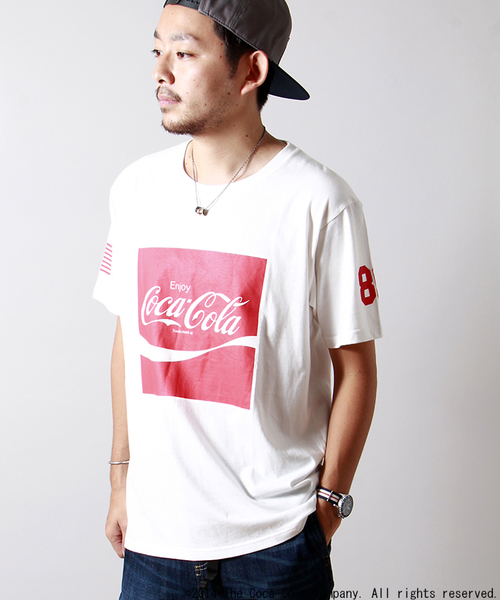 WEGO(ウィゴー)の「WEGOオリジナルルーズTシャツ(Coca-Cola)(Tシャツ/カットソー・メンズ・ホワイト/ブラック/イエロー系その他・MEDIUM/LARGE)」の2枚目の写真