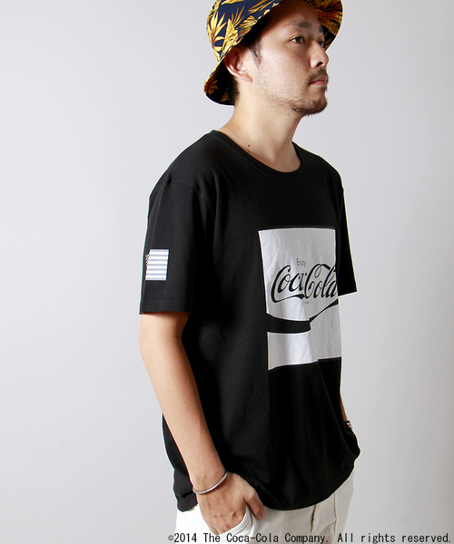 WEGO(ウィゴー)の「WEGOオリジナルルーズTシャツ(Coca-Cola)(Tシャツ/カットソー・メンズ・ホワイト/ブラック/イエロー系その他・MEDIUM/LARGE)」の3枚目の写真