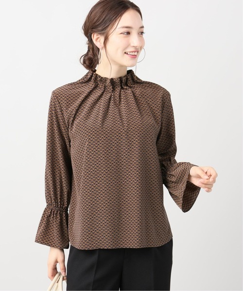 La TOTALITE(ラトータリテ)の「デシンチェーンプリントハイネックギャザーブラウス【手洗い可能】◆(シャツ/ブラウス・レディース・ベージュ/ネイビー・FREE)」の2枚目の写真