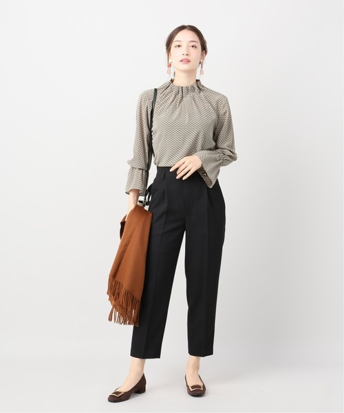 La TOTALITE(ラトータリテ)の「デシンチェーンプリントハイネックギャザーブラウス【手洗い可能】◆(シャツ/ブラウス・レディース・ベージュ/ネイビー・FREE)」の7枚目の写真