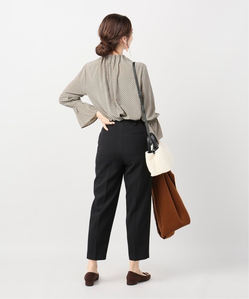 La TOTALITE(ラトータリテ)の「デシンチェーンプリントハイネックギャザーブラウス【手洗い可能】◆(シャツ/ブラウス・レディース・ベージュ/ネイビー・FREE)」の5枚目の写真