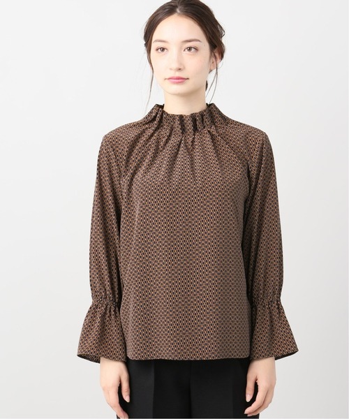 La TOTALITE(ラトータリテ)の「デシンチェーンプリントハイネックギャザーブラウス【手洗い可能】◆(シャツ/ブラウス・レディース・ベージュ/ネイビー・FREE)」の3枚目の写真