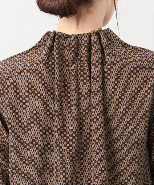La TOTALITE(ラトータリテ)の「デシンチェーンプリントハイネックギャザーブラウス【手洗い可能】◆(シャツ/ブラウス・レディース・ベージュ/ネイビー・FREE)」の10枚目の写真