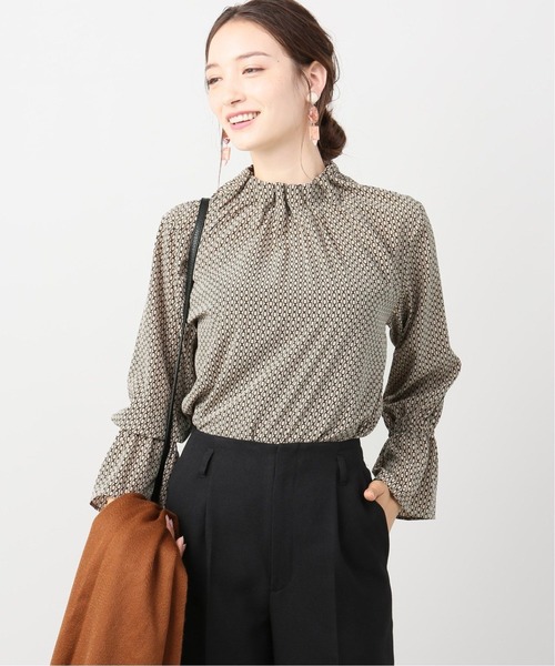 La TOTALITE(ラトータリテ)の「デシンチェーンプリントハイネックギャザーブラウス【手洗い可能】◆(シャツ/ブラウス・レディース・ベージュ/ネイビー・FREE)」の6枚目の写真