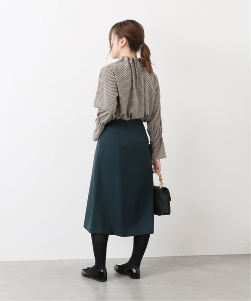 La TOTALITE(ラトータリテ)の「デシンチェーンプリントハイネックギャザーブラウス【手洗い可能】◆(シャツ/ブラウス・レディース・ベージュ/ネイビー・FREE)」の11枚目の写真