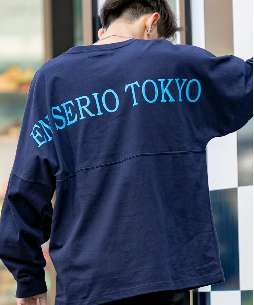 En serio TOKYO(エンソリオトーキョー)の「USAヘビーコットン /トレードマーク ロゴ / ドルマンスリーブ ビッグシルエット ロングスリーブ Tシャツ(Tシャツ/カットソー・メンズ・ホワイト/ブラック/ベージュ/ネイビー/レッド/サンドベージュ・M/L)」の1枚目の写真