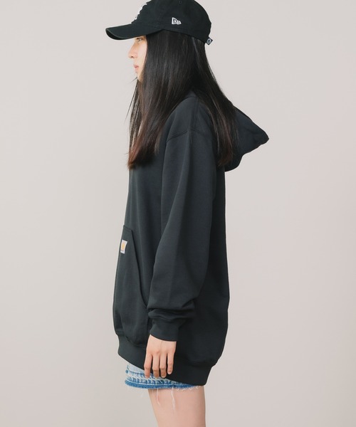 Carhartt(カーハート)の「carhartt(カーハート) Loose Fit Midweight Hooded Sweatshirt オーバーサイズ プルオーバーパーカー カンガルーポケット ワンポイント ミニロゴ ユニセックス(パーカー・レディース・ブラック/グレー/ネイビー/モスグリーン/チャコール・S/M/L/XL/XXL/2XL)」の16枚目の写真
