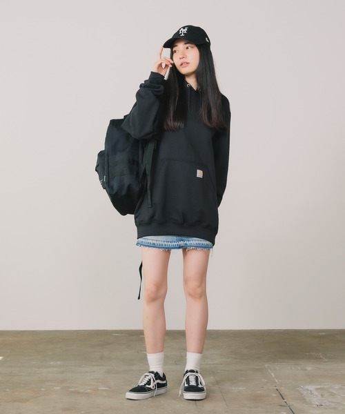 Carhartt(カーハート)の「carhartt(カーハート) Loose Fit Midweight Hooded Sweatshirt オーバーサイズ プルオーバーパーカー カンガルーポケット ワンポイント ミニロゴ ユニセックス(パーカー・レディース・ブラック/グレー/ネイビー/モスグリーン/チャコール・S/M/L/XL/XXL/2XL)」の15枚目の写真