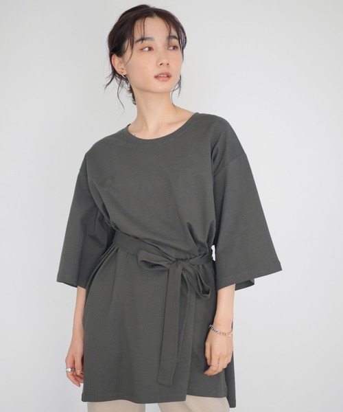AMERICAN HOLIC（アメリカンホリック）の「ベルト付きサイドスリットチュニック（Tシャツ/カットソー・レディース・チャコールグレー/グレー/オフホワイト/マスタード・FREE）」の2枚目の写真