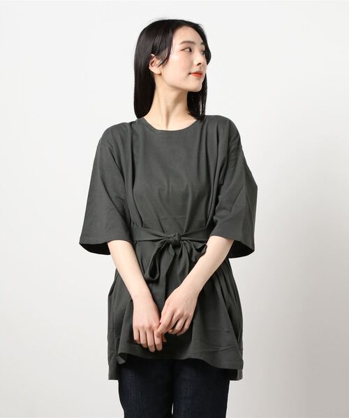 AMERICAN HOLIC（アメリカンホリック）の「ベルト付きサイドスリットチュニック（Tシャツ/カットソー・レディース・チャコールグレー/グレー/オフホワイト/マスタード・FREE）」の8枚目の写真