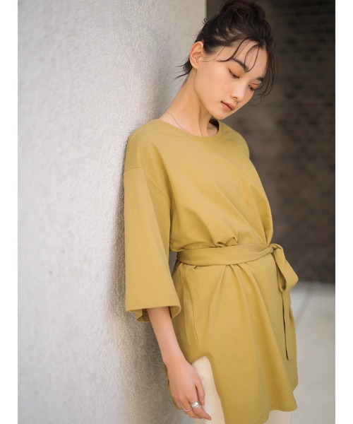 AMERICAN HOLIC（アメリカンホリック）の「ベルト付きサイドスリットチュニック（Tシャツ/カットソー・レディース・チャコールグレー/グレー/オフホワイト/マスタード・FREE）」の13枚目の写真