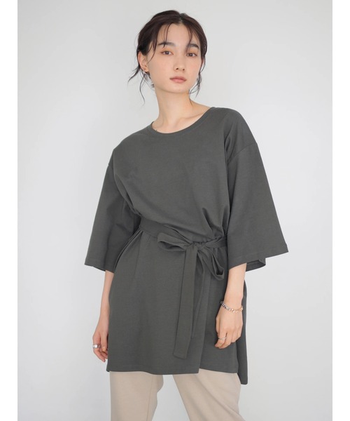 AMERICAN HOLIC（アメリカンホリック）の「ベルト付きサイドスリットチュニック（Tシャツ/カットソー・レディース・チャコールグレー/グレー/オフホワイト/マスタード・FREE）」の16枚目の写真