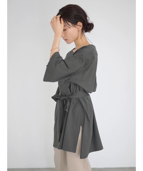 AMERICAN HOLIC（アメリカンホリック）の「ベルト付きサイドスリットチュニック（Tシャツ/カットソー・レディース・チャコールグレー/グレー/オフホワイト/マスタード・FREE）」の17枚目の写真