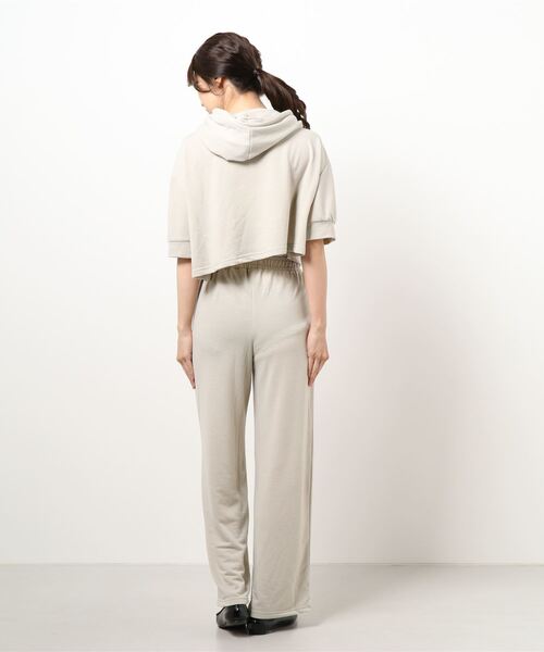 LATINA(ラティーナ)の「フーディートップス×センタープレスセットアップ(パーカー・レディース・グレイッシュベージュ/ブラック・FREE)」の3枚目の写真