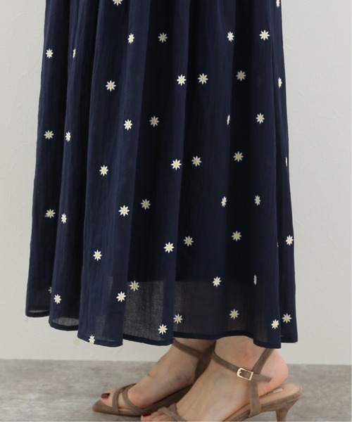 【新品】スローブイエナSLOBE IENAコットンフラワーモチーフ刺繍スカート SLOBE IENA（スローブイエナ）の「フラワーモチーフ刺繍スカート