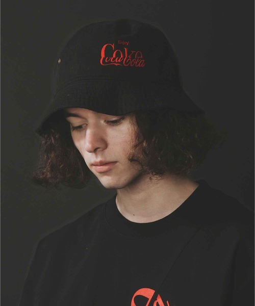 Coca Cola（コカコーラ）の「COCA-COLA atmos SWITCH GRAPHIC BUCKET HAT / コカ・コーラ アトモス スウィッチ グラフィック バケットハット 【SP】（ハット・メンズ・ホワイト/ブラック・ONE SIZE）」の2枚目の写真