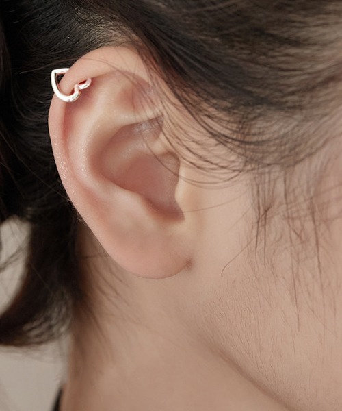 Fun & Daily(ファンアンドデイリー)の「F&D : Tiny heart earcuff Silver925(イヤーカフ・レディース・シルバー・FREE)」の1枚目の写真