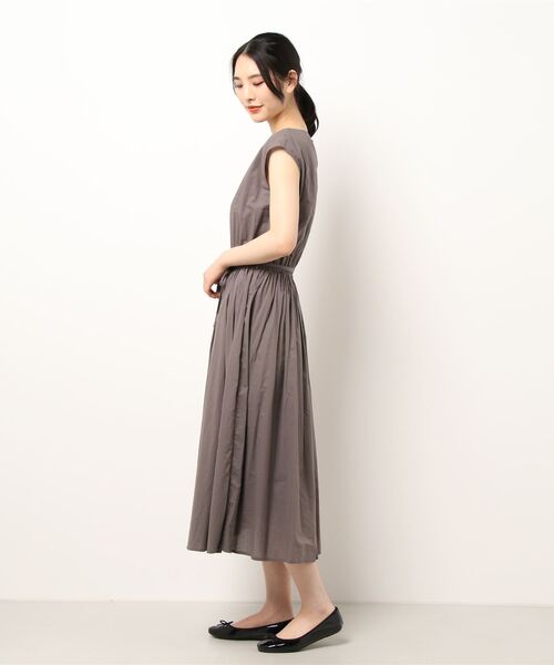 PREFERIR（プレフェリール）の「フレンチスリーブ 美人映え マキシ丈 ワンピース〈手洗い可能〉（ワンピース・レディース・ピンク/チャコールグレー/モカ/ブラック・SMALL/LARGE/MEDIUM）」の5枚目の写真