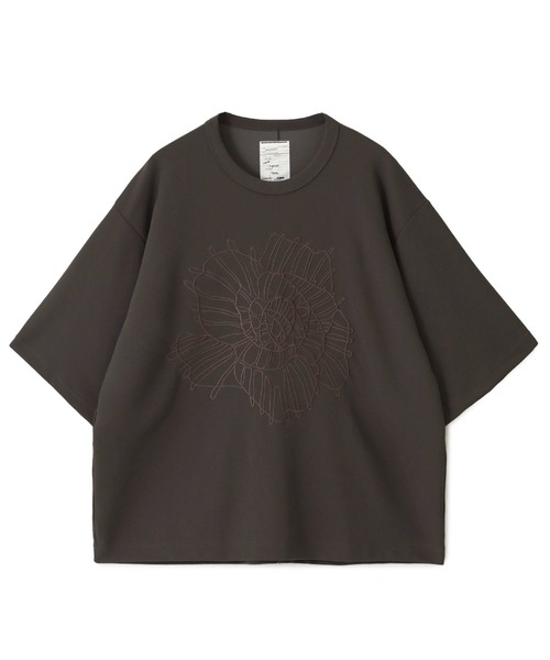 SHAREEF（シャリーフ）の「【SHAREEF】STUDIOUS別注 ABSTRACT FLOWERemb. GERORGETTE S/S TEE（Tシャツ/カットソー・メンズ・ブラック/ブラウン/アイボリー・1/2）」の3枚目の写真